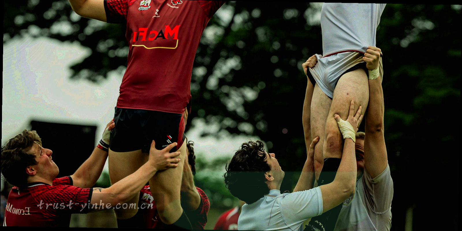 深色底上排列的三枚胶囊形状抽象界面示意